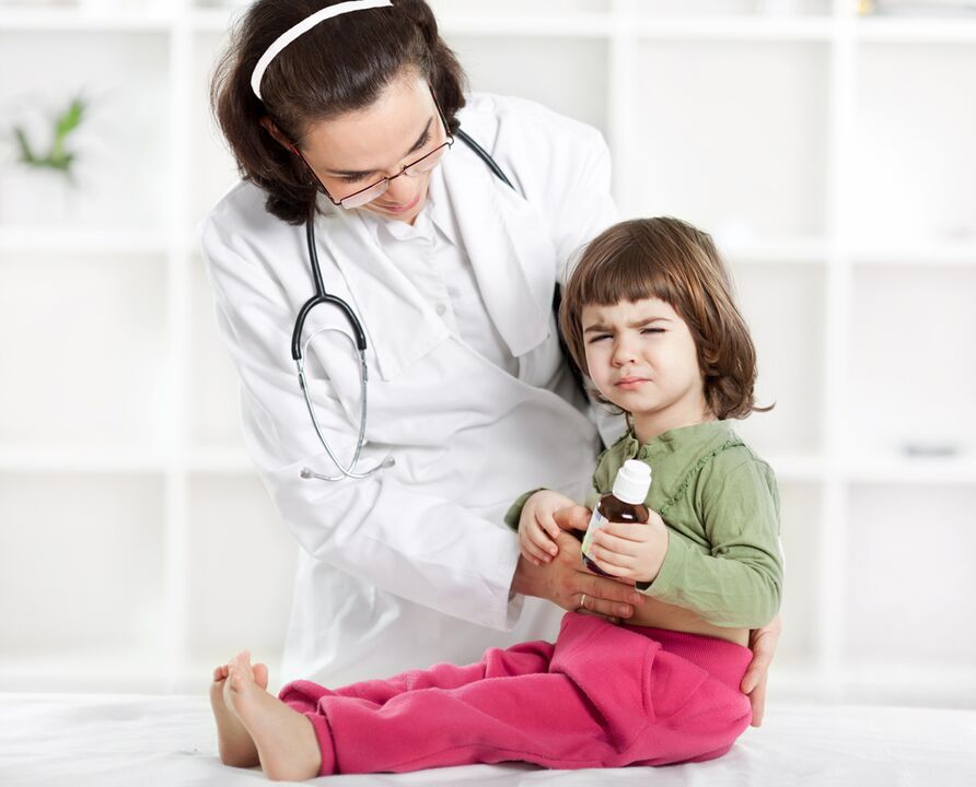 mjeku ekzaminon fëmijën për simptoma të krimbave